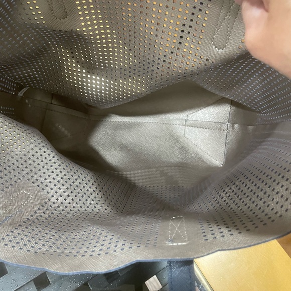 Nieman Marcus scalloped edge beach tote - Picture 2 of 3